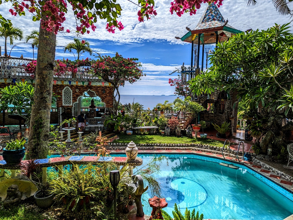 Airbnb Le Manoir des Bougainvilliers - View of the pool and bay